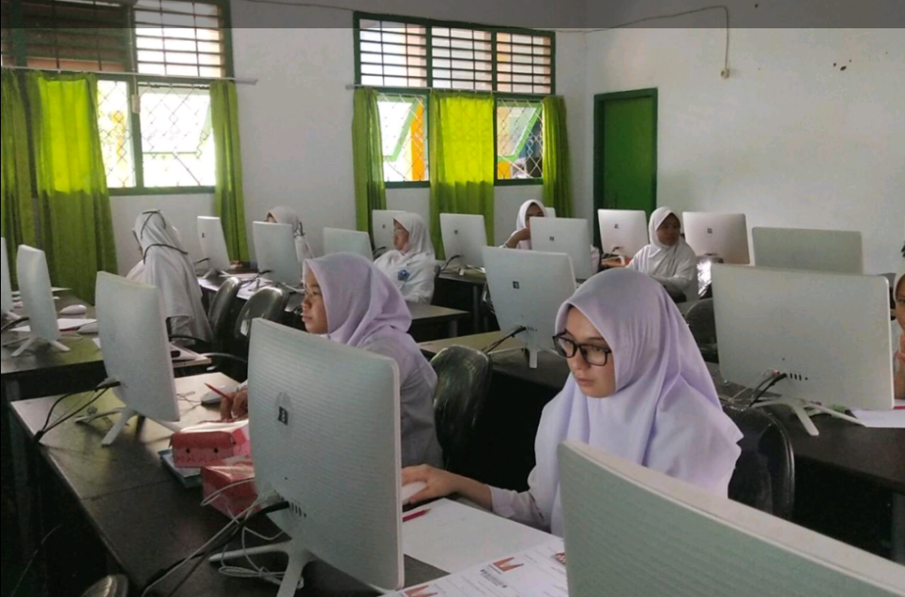 Teknologi Mempercepat Belajar santri atau Mengundang Virus Kecanduan?