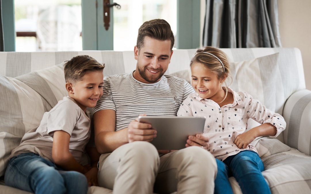 Belajar Menggunakan Gadget Sejak Dini: Benarkah Berdampak Positif bagi Anak Kecil?