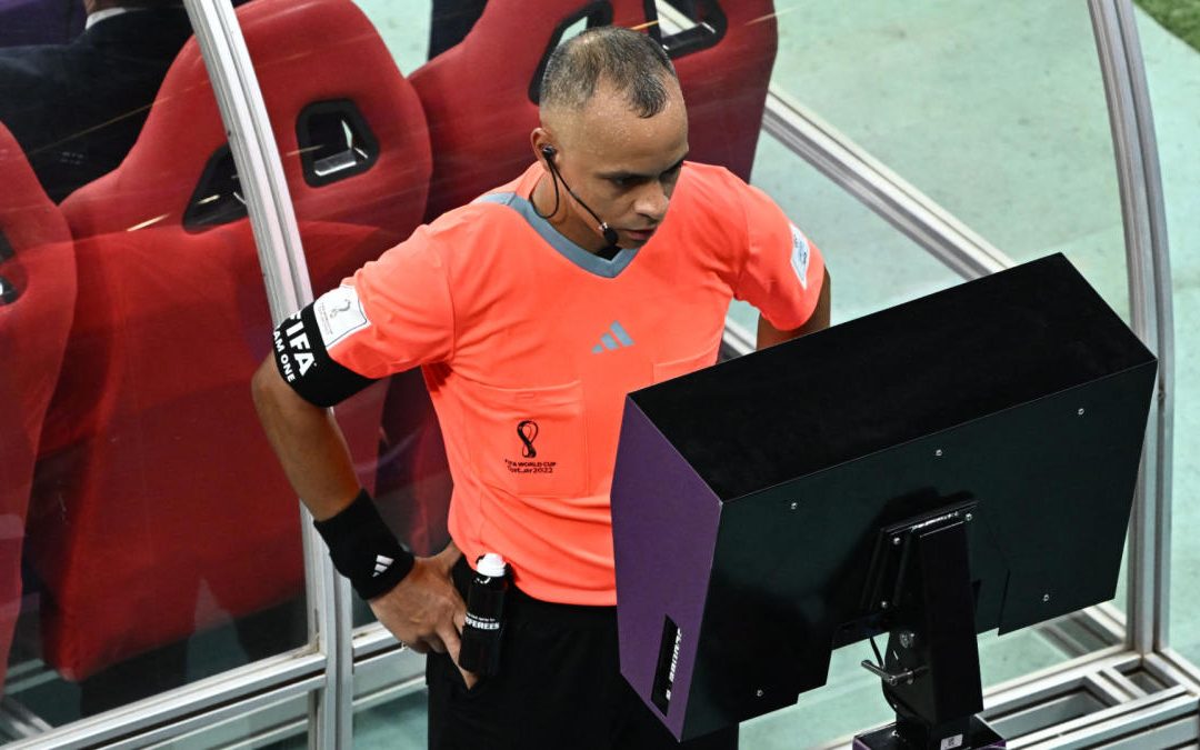 Teknologi VAR: Mengungkap Keuntungan dan Kontroversi dalam Dunia Sepakbola Modern
